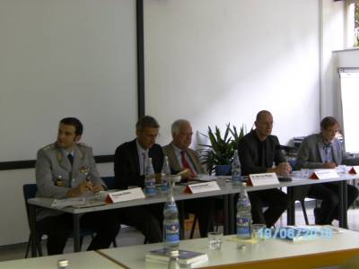 Hauptmann Thomas Erken, Jugendoffizier Freiburg, bis 11/2009 Presseoffizier im Provincial Reconstruction Team, Feyzabad in Afgansitan, Armin Schuster MdB u.a.Berichterstatter Polizeiaufbau Afghanistan,Dr. Karl Wogau, Generalsekretr der European Security Foundation, Polizeioberrat Hans-Jrg Barth bis 11/2009 verantwortlich fr die Ausbildung von Polizisten in Afghanistan, Jrgen Lieser, stv.Leiter von Caritas international  mit Hilfsorganisationen in Afghanistan befasst